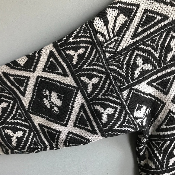 Oversized Black & White Patterned Sweater - Picture 5 of 6